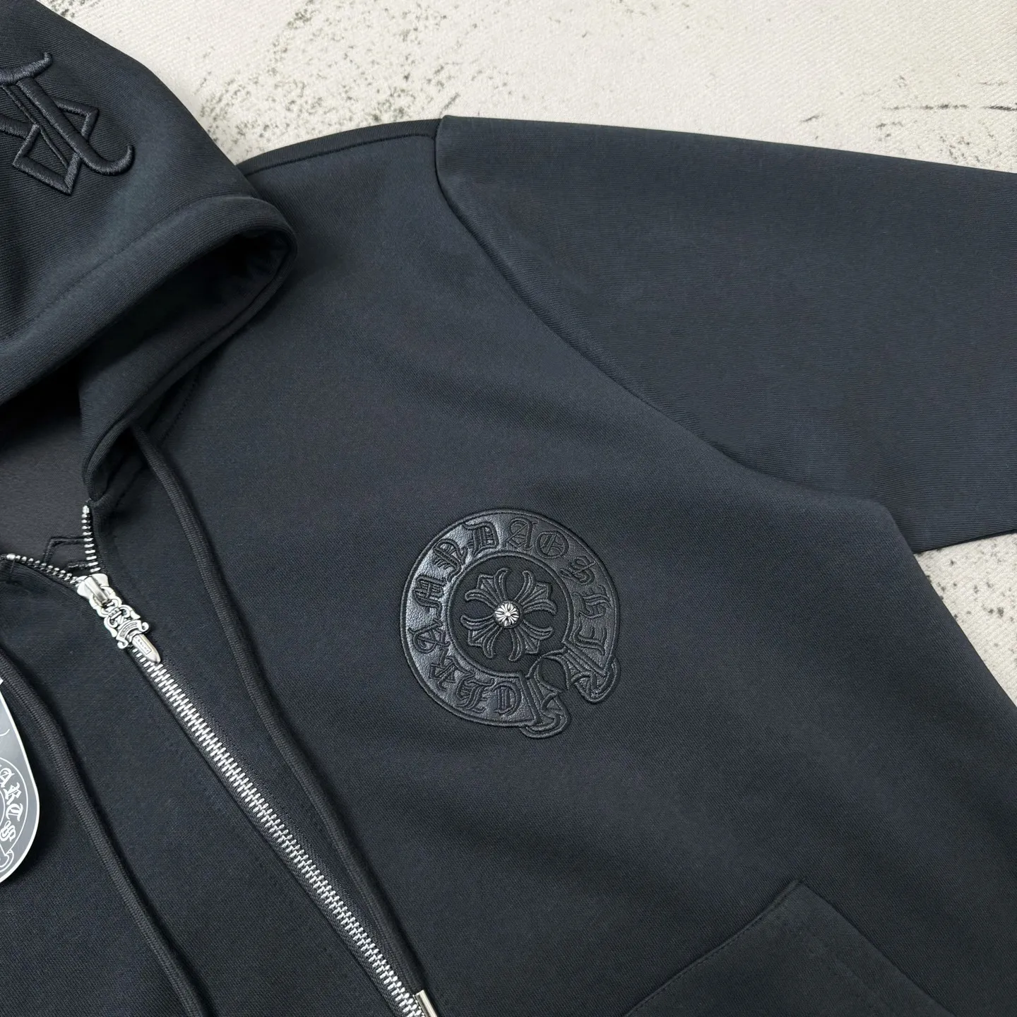 P330 Chrome Heart patchwork leather rivet heavy embroidery hooded jacket ChromeHearts counter same style Hat thousands of needles heavy embroidery letters Original custom hardware zippers The details are restored in place Very textured on the handle Three-dimensional and atmospheric Versatile and easy to wear in autumn Simple and elegant Using the os version The upper body effect is great Suitable for all body types Soft and comfortable Front CH Sanskrit embroidered letters ➕ Back horseshoe Sanskrit large leather label Small mark on the hem Machine washable No fading, no deformation, complete accessories, original mold opening, perfect restoration of zp 2:1, same style for men and women, versatile and easy to match, size s m l xl color black